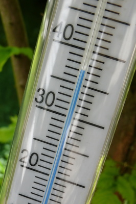 Außenthermometer zeigt 37 Grad Celsius an.