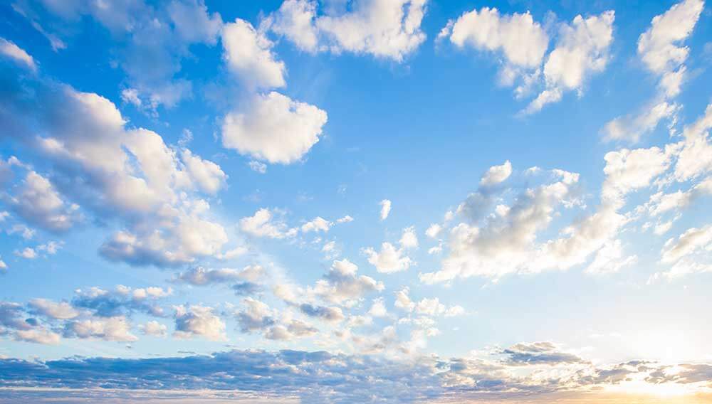 Blauer Himmel mit Sonnenschein und ein paar Wolken zur Illustration des Geschäftsbereiches 